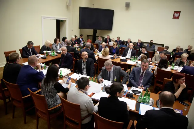 Komisja: Spór o formę wsparcia dla rodzin osób niepełnosprawnych