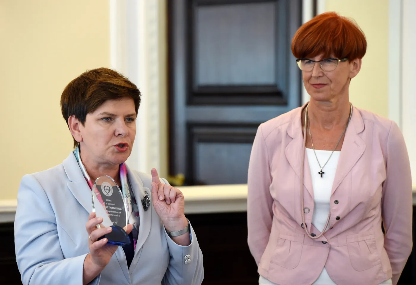 Elżbieta Rafalska przed posiedzeniem rządu przekazała na ręce premier Beaty Szydło Nagrodę Europejskiej Konfederacji Dużych Rodzin
