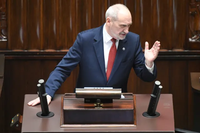 Szef MON: Wojsko odbiera armatohaubice Krab. To początek kontraktu na ponad 4 mld zł