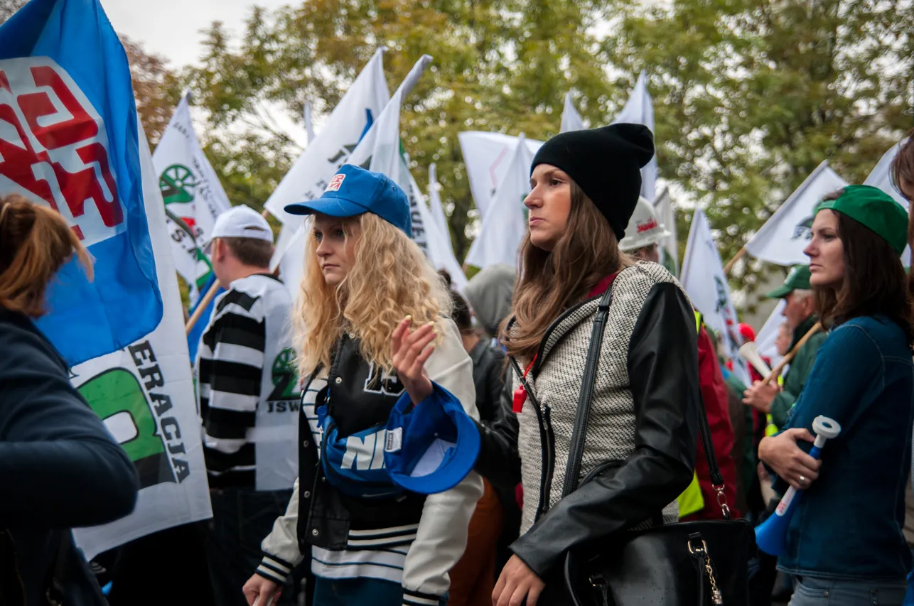 PiS próbuje wygaszać protesty związkowe w kolejnych spółkach i sektorach
