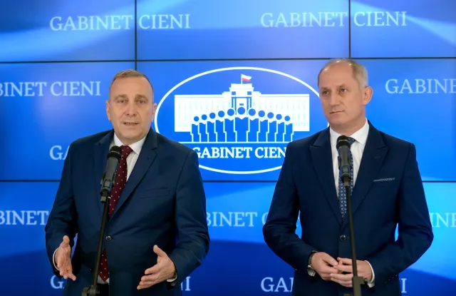 Neumann: Uchodźcom należy pomagać poza granicami Polski
