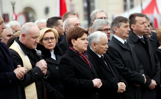 Sawicki: Na trumnach smoleńskich uprawiana jest "nekropolityka"