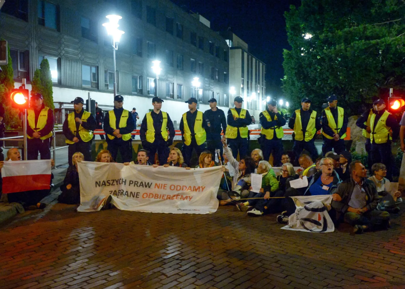 Policja: 29 postępowań w związku z nocnym protestem przed Sejmem