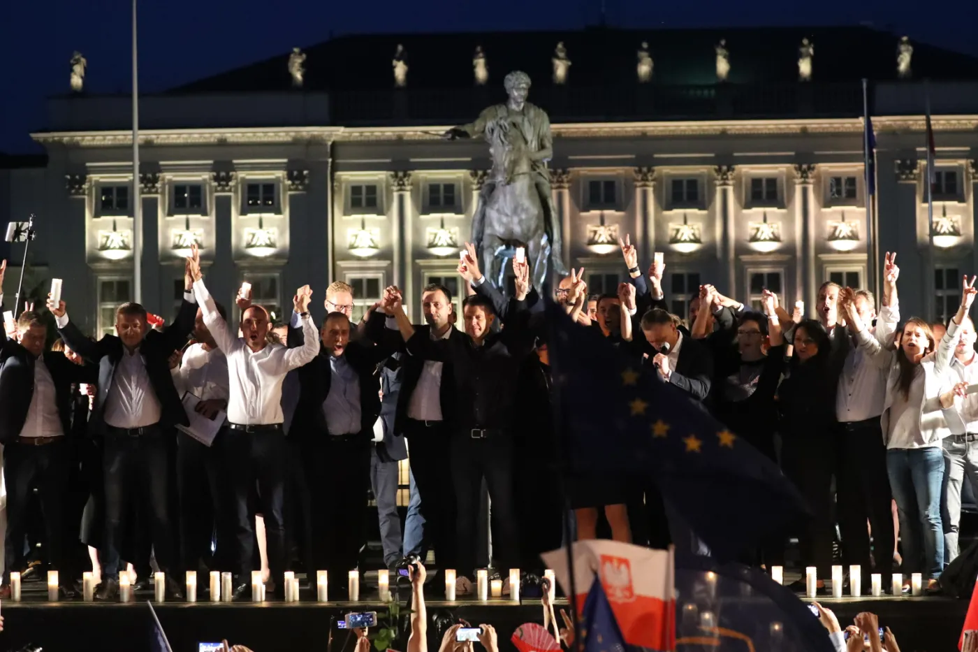 Policja: 14 tys. osób na proteście przed Pałacem Prezydenckim