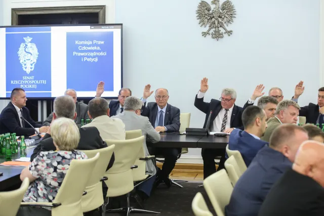 Hymn w czasie obrad senackiej Komisji Praworządności