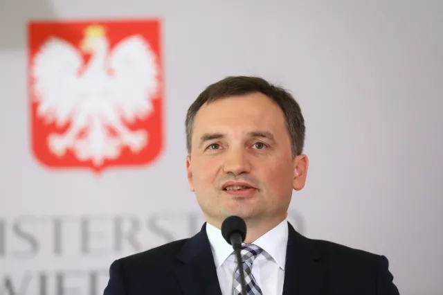 Ziobro o decyzji KE: Wskazuje na brak profesjonalizmu. Chodzi tylko o politykę