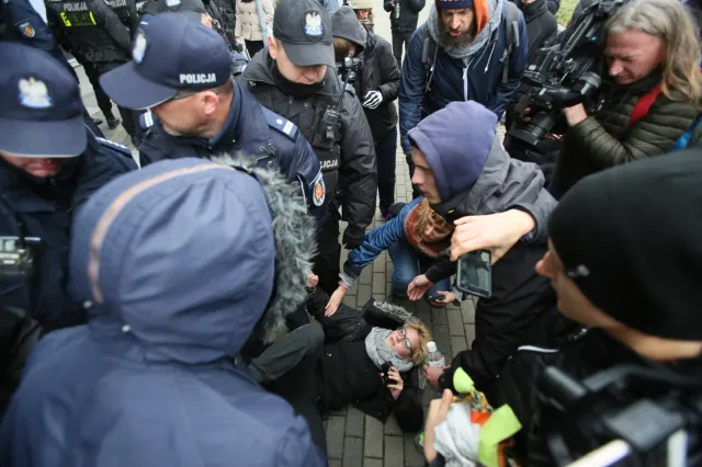 Protest ekologów przeciw wycince w Puszczy Białowieskiej w Dyrekcji Generalnej Lasów Państwowych