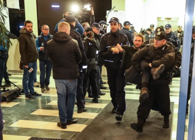 Protestowali przeciw wycince Puszczy Białowieskiej. 22 osoby zatrzymane w siedzibie Lasów Państwowych