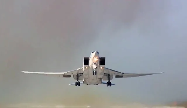 Rosja: "Grupowe uderzenie powietrzne" na obiekty islamistów w Syrii