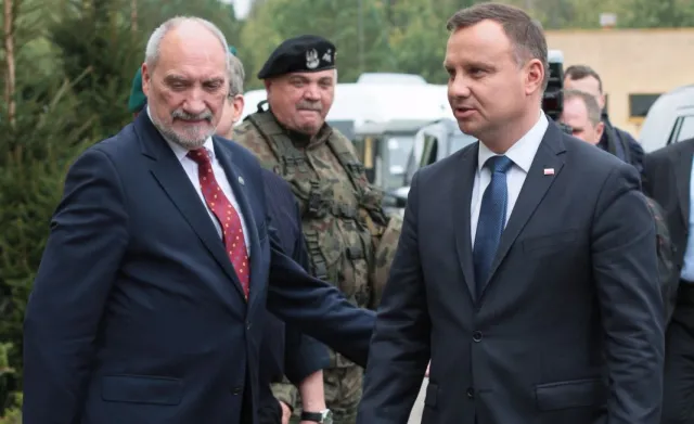 "Nie dorośli do swoich funkcji". Kamiński o sporze prezydenta z szefem MON