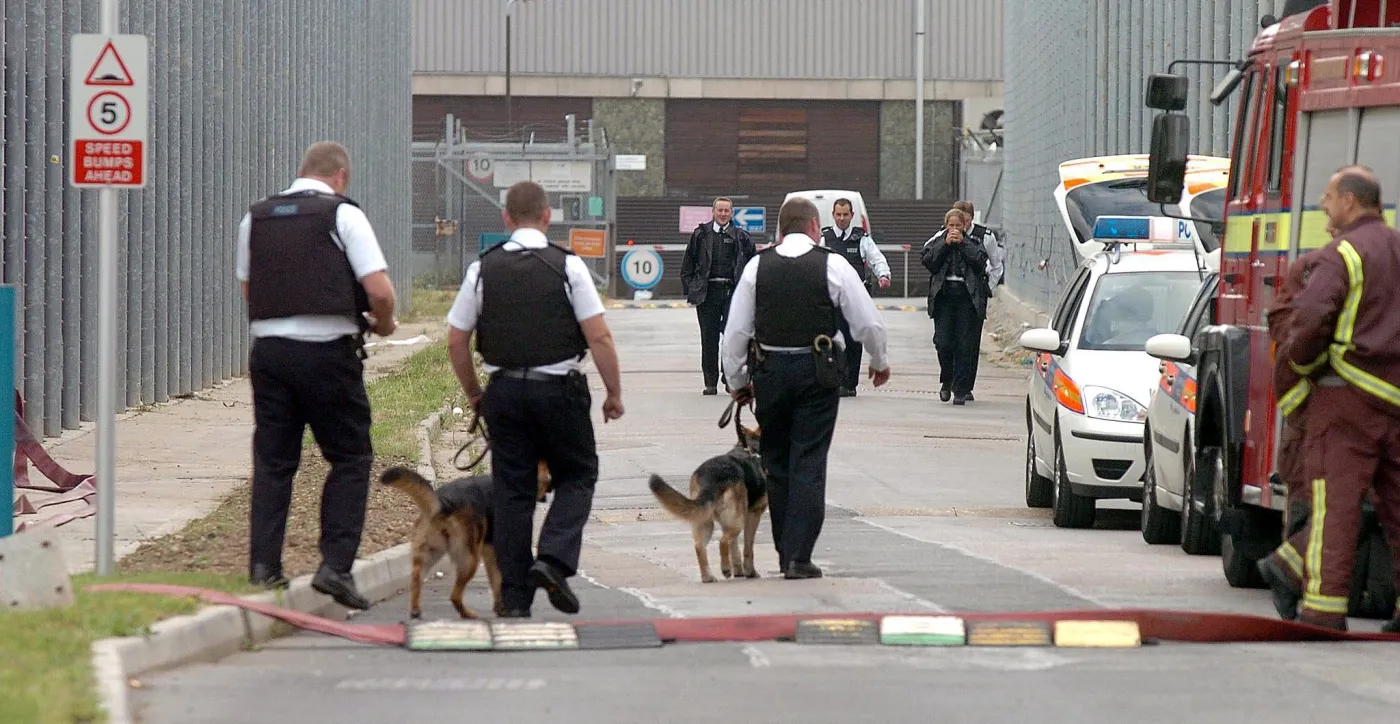 Policjanci w ośrodku deportyacyjnym Harmondsworth
