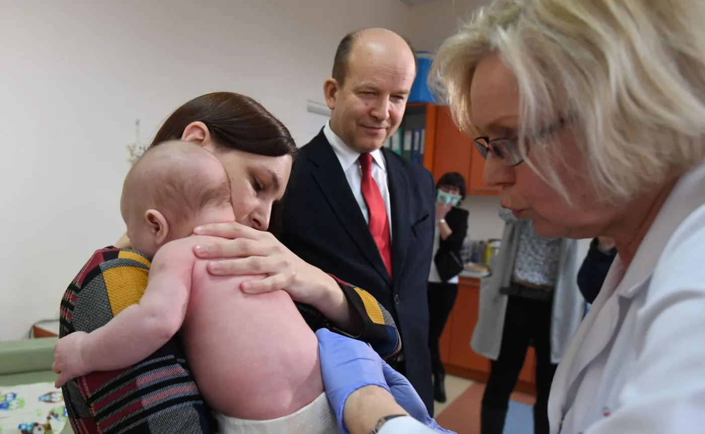Minister zdrowia Konstanty Radziwiłł odwiedził przychodnię lekarską Orlik w Warszawie, gdzie odbył się briefing na temat szczepień przeciw pneumokokom