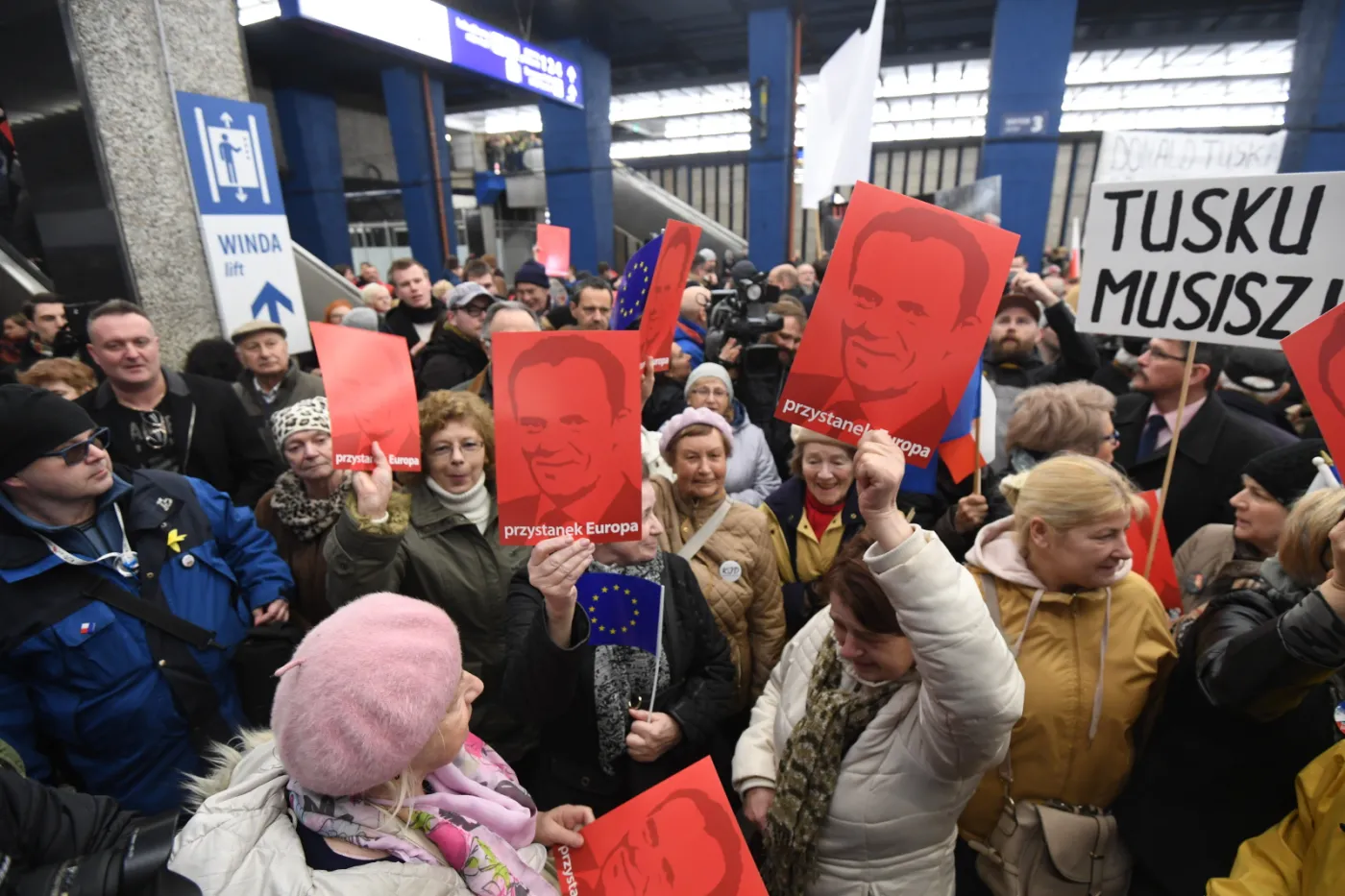 Zwolennicy Donalda Tuska na Dworcu Centralnym w Warszawie