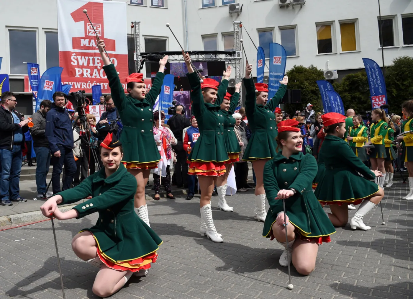 2923364-mazoretki-wystepuja-przed-pochodem.jpg