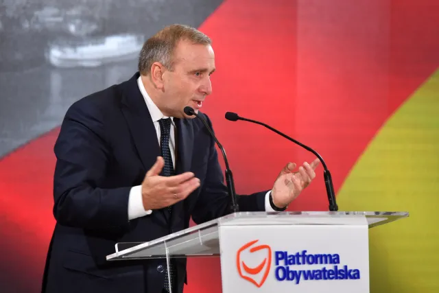 Schetyna: Proponowane przez PiS obniżenie pensji samorządowcom – krzywdzące