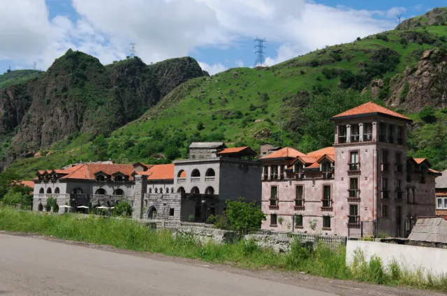 Armenia: Protesty przeciwko objęciu urzędu premiera przez byłego prezydenta