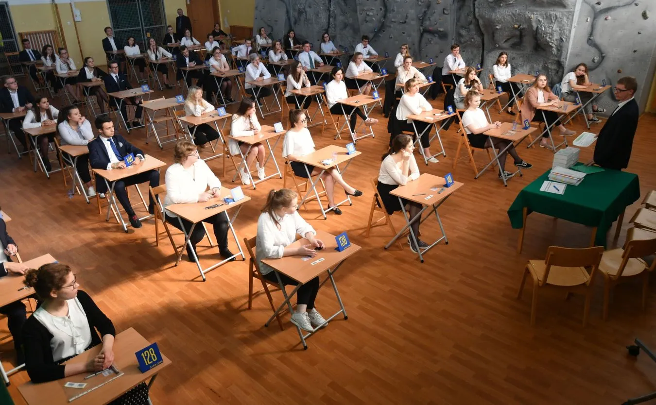 Rozprawka na temat tęsknoty i interpretacja wiersza Brylla. CKE publikuje maturę z języka polskiego