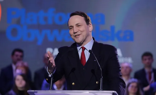 Applebaum, żona Sikorskiego, wyznaje: Mężowi było przykro po słowach Kaczyńskiego