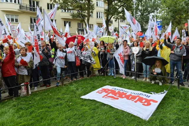 "Czerwona kartka dla minister Zalewskiej". Protest nauczycieli i związkowców Solidarności przed ministerstwem edukacji