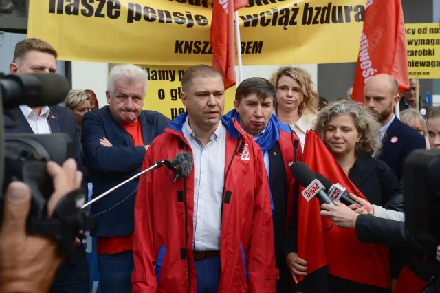 Manifestacja OPZZ o wyższe płace w budżetówce: Mamy dość polityki rządu, arogancji i kłamstw premiera Morawieckiego