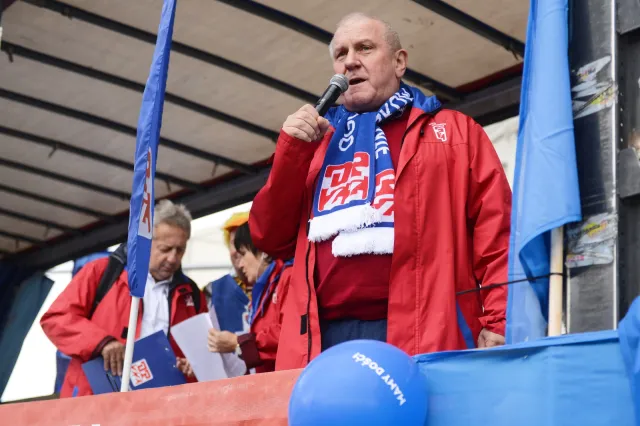 Manifestacja OPZZ o wyższe wynagrodzenia w budżetówce. Guz: Nasze rodziny umierają z głodu, nasza płaca nie wystarcza na przeżycie