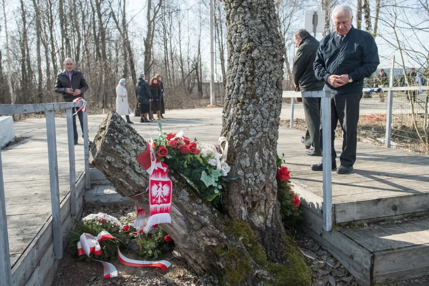 Polacy mieszkający w Rosji podczas uroczystości złożenia kwiatów i zapalenia zniczy w miejscu katastrofy samolotu Tu-154M w Smoleńsku, Smoleńsk, Rosja