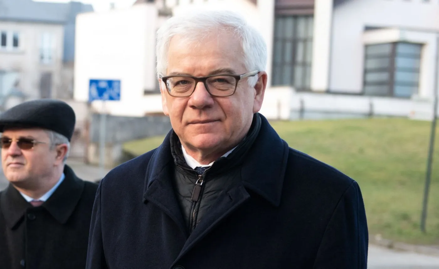 Czaputowicz w Brukseli: Putin próbuje relatywizować historię