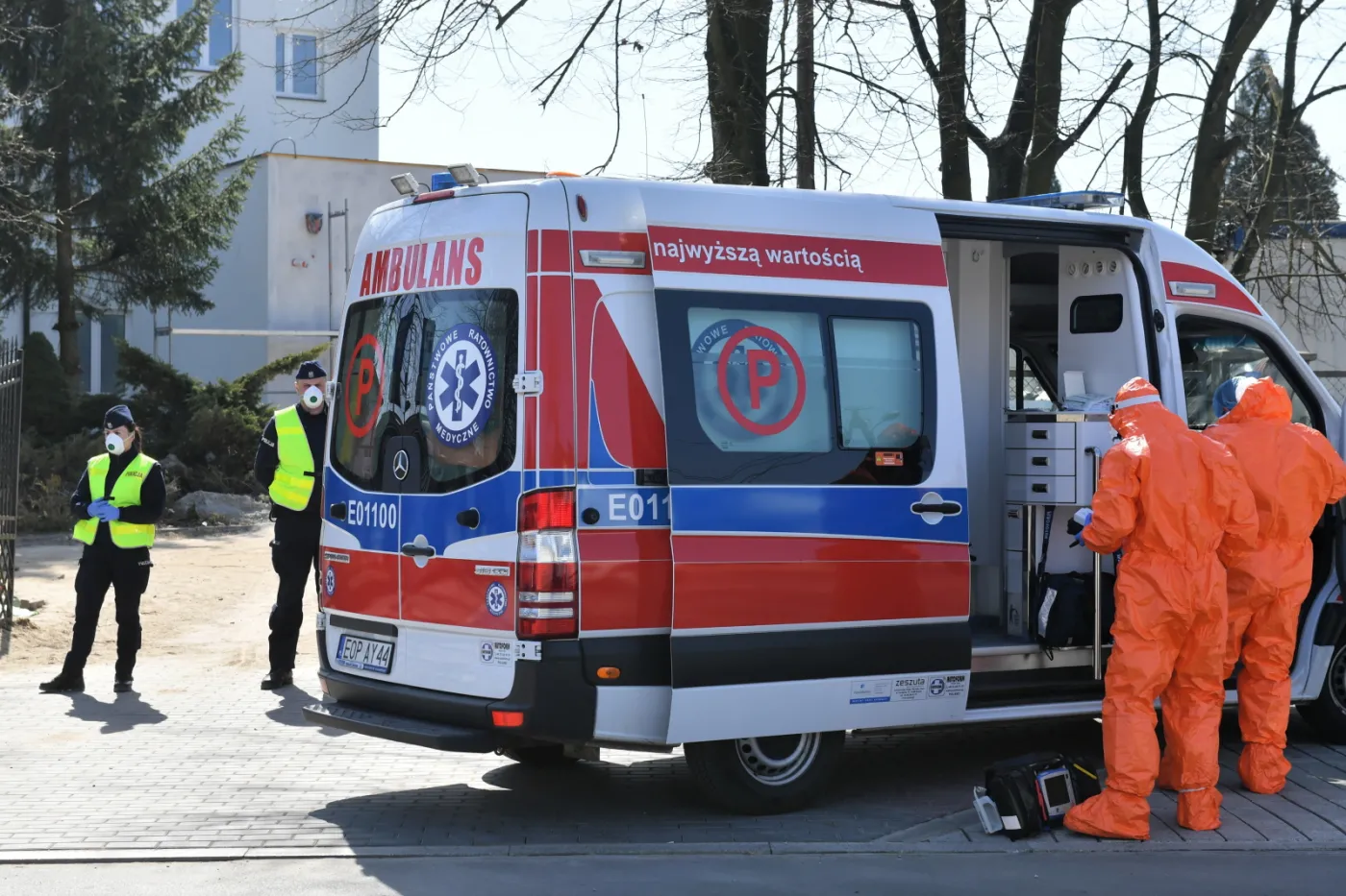 Na 99 proc. to koronawirus! Karetki z pacjentami odbijają się od drzwi szpitali