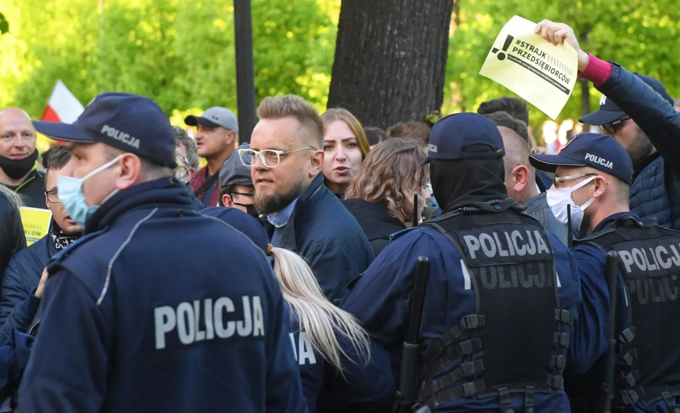Kandydat na prezydenta i organizator protestu Paweł Tanajno ( w środku) podczas protestu przedsiębiorców w centrum Warszawy