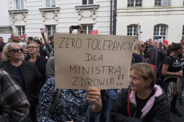 Przeciwnicy obostrzeń antycovidowych demonstrowali w Warszawie