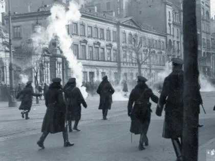 Rozpędzanie demonstracji studentów w Warszawie, 1931 r. fot. NAC. 