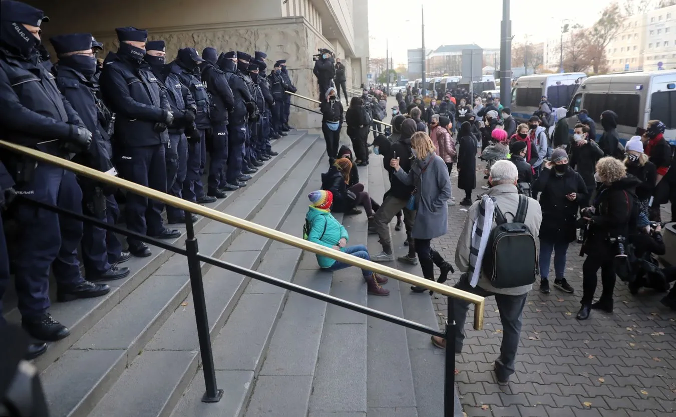 Zakończył się protest przed budynkiem Sądu Okręgowego. Policja zatrzymała co najmniej trzy osoby