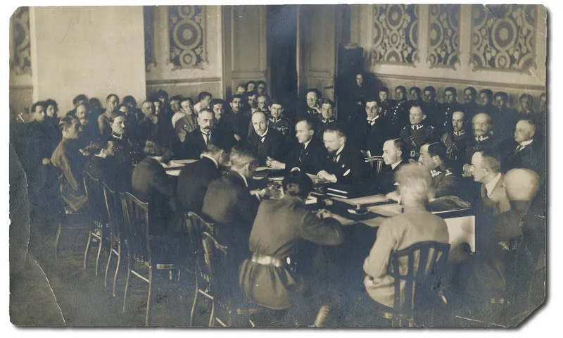 Negocjacje polskiej i bolszewickiej delegacji w Domu Czarnogłowych w Rydze, październik 1920 r.