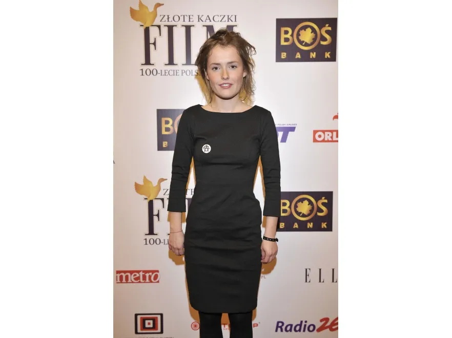 Olga Frycz nawet elegancką małą czarną łączy z niedbałą fryzurą