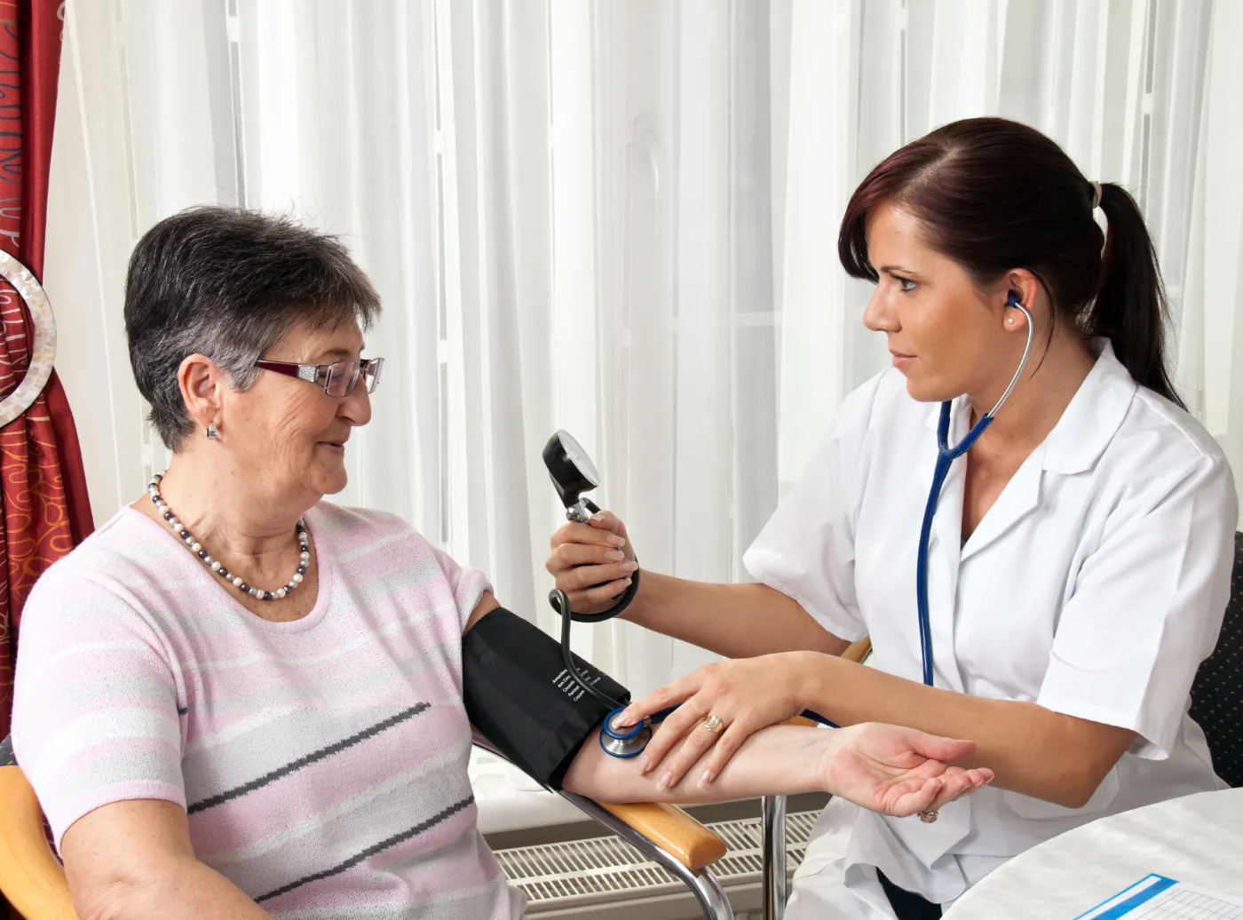 badanie ciśnienie kobieta lekarz