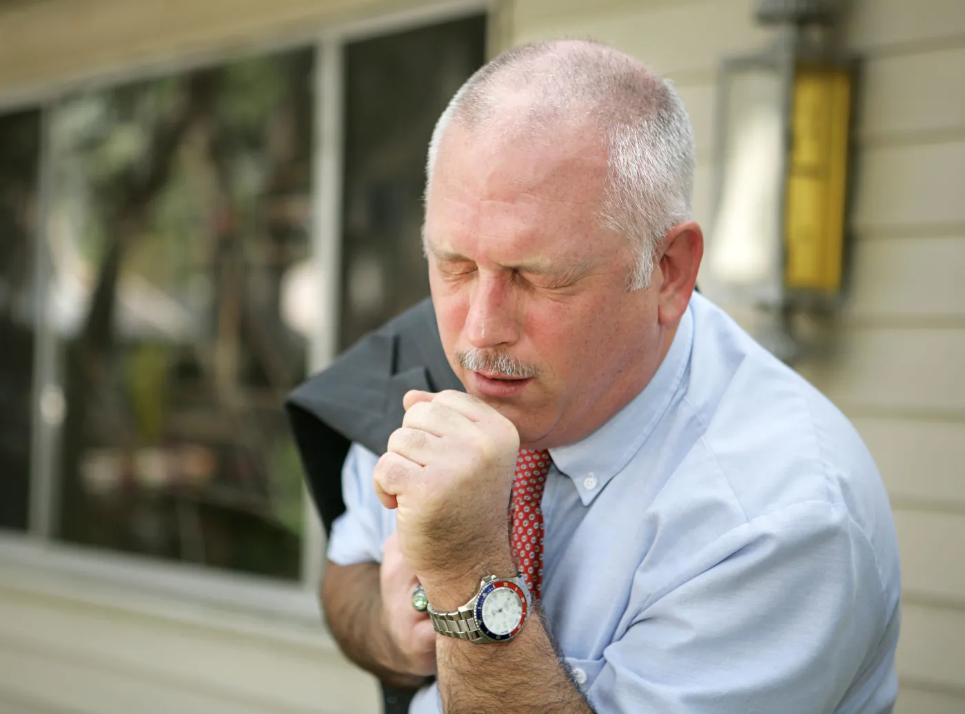 mężczyzna problemy z oddychaniem