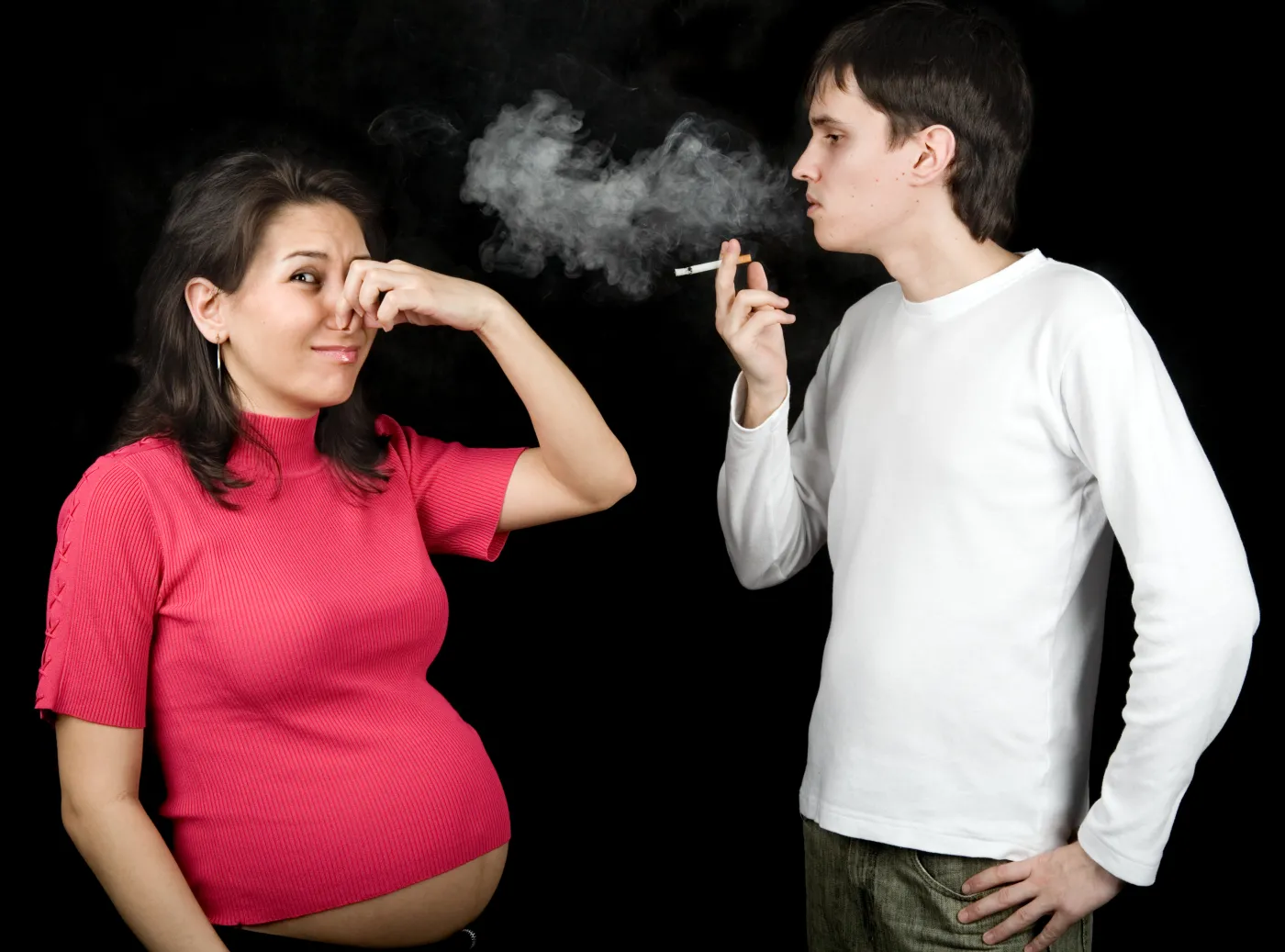 kobieta w ciąży dym papierosowy