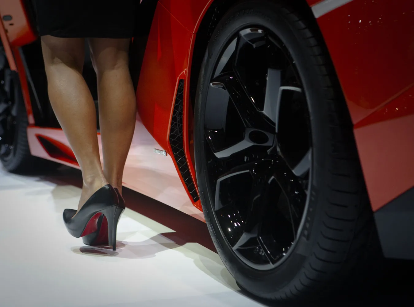 1859888-lamborghini-aventador-lp700-4-ap.jpg