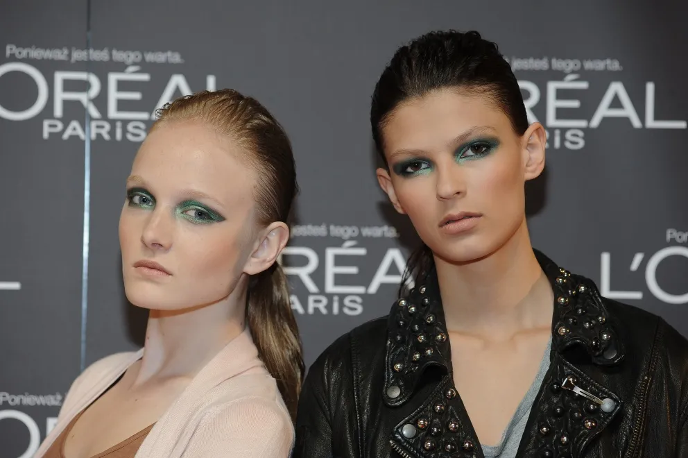 Modelki pomalowane kosmetykami L'Oreal Paris na pokazie Macieja Zienia 