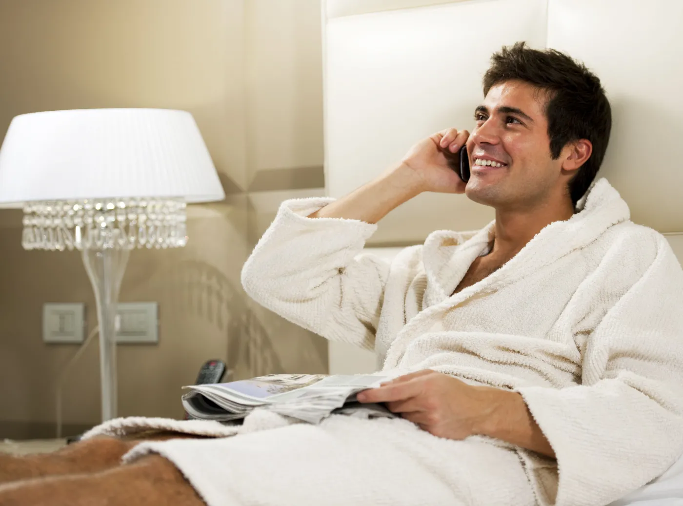 mężczyzna rozmawia telefon komórka