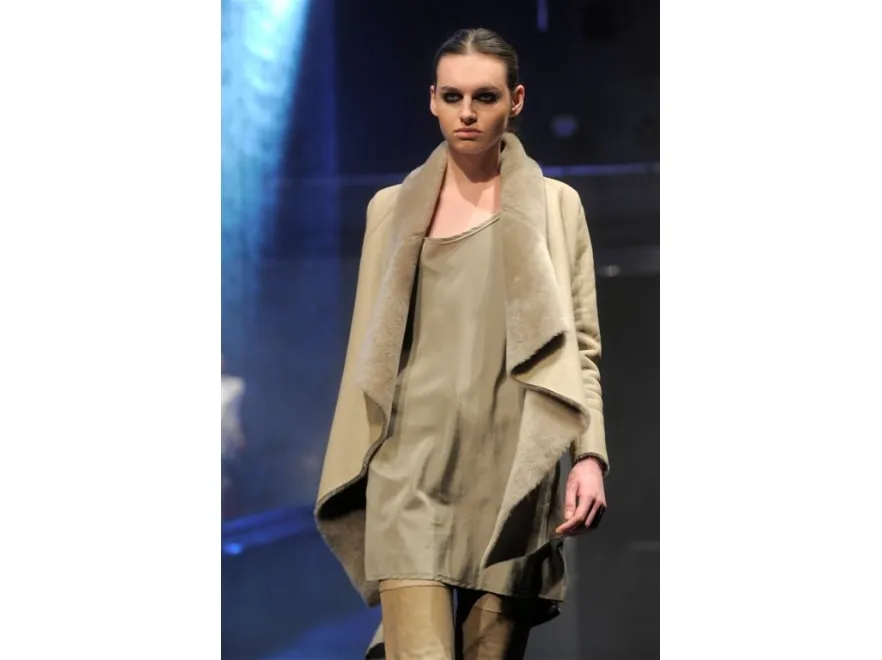 2128822-niedoslowna-moda-pokaz-jesiennej.jpg