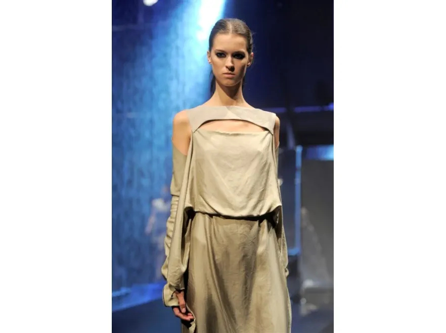 2128966-niedoslowna-moda-pokaz-jesiennej.jpg