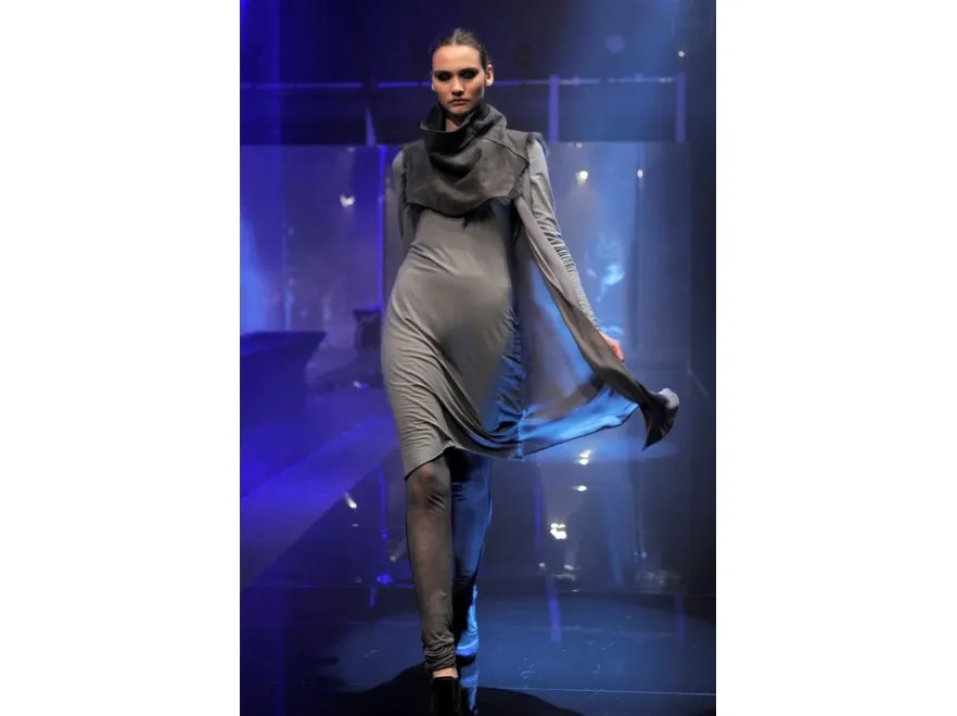 2129701-niedoslwna-moda-pokaz-jesiennej.jpg
