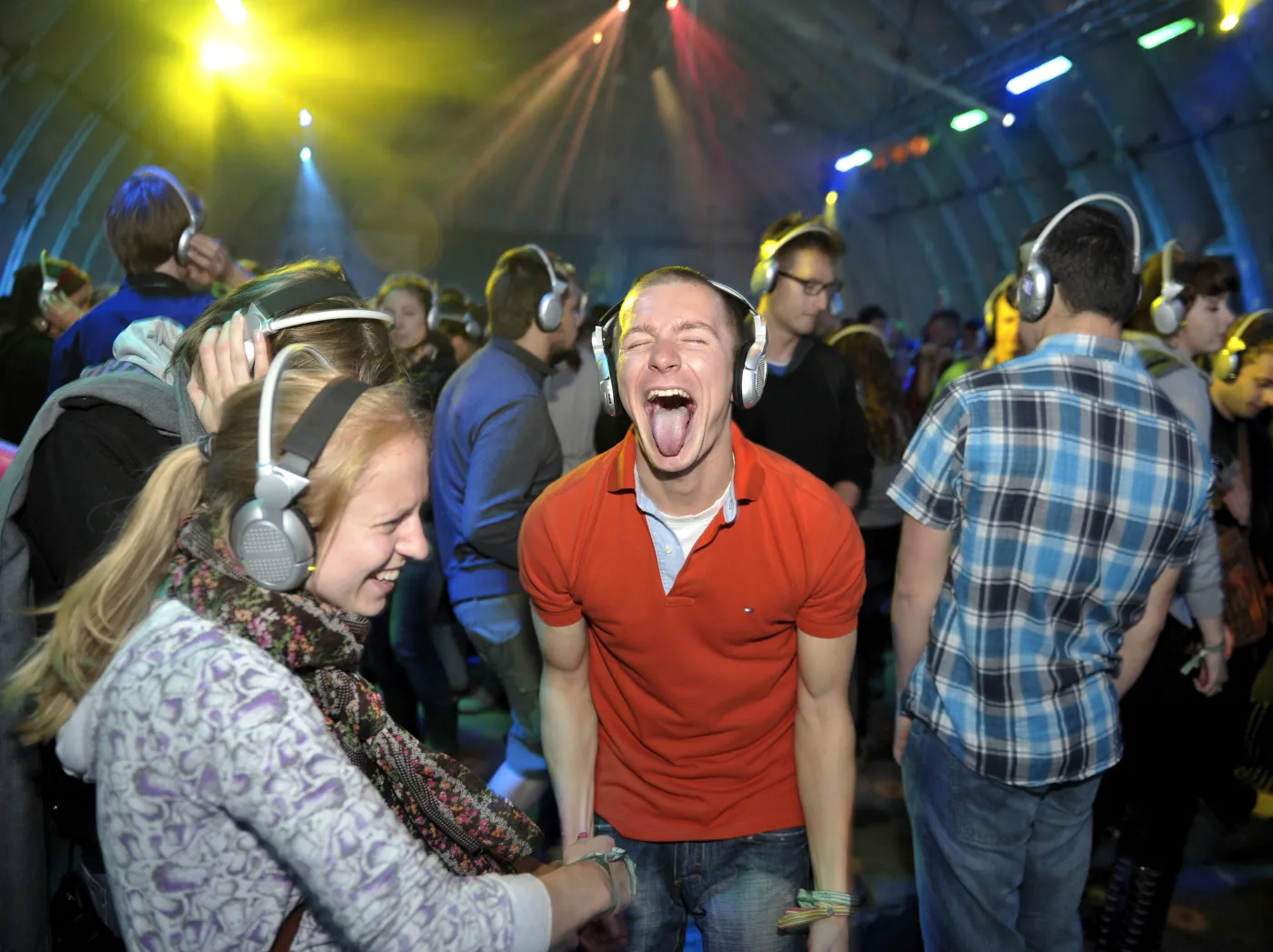 2235466-zabawa-w-hangarze-silent-disco.jpg