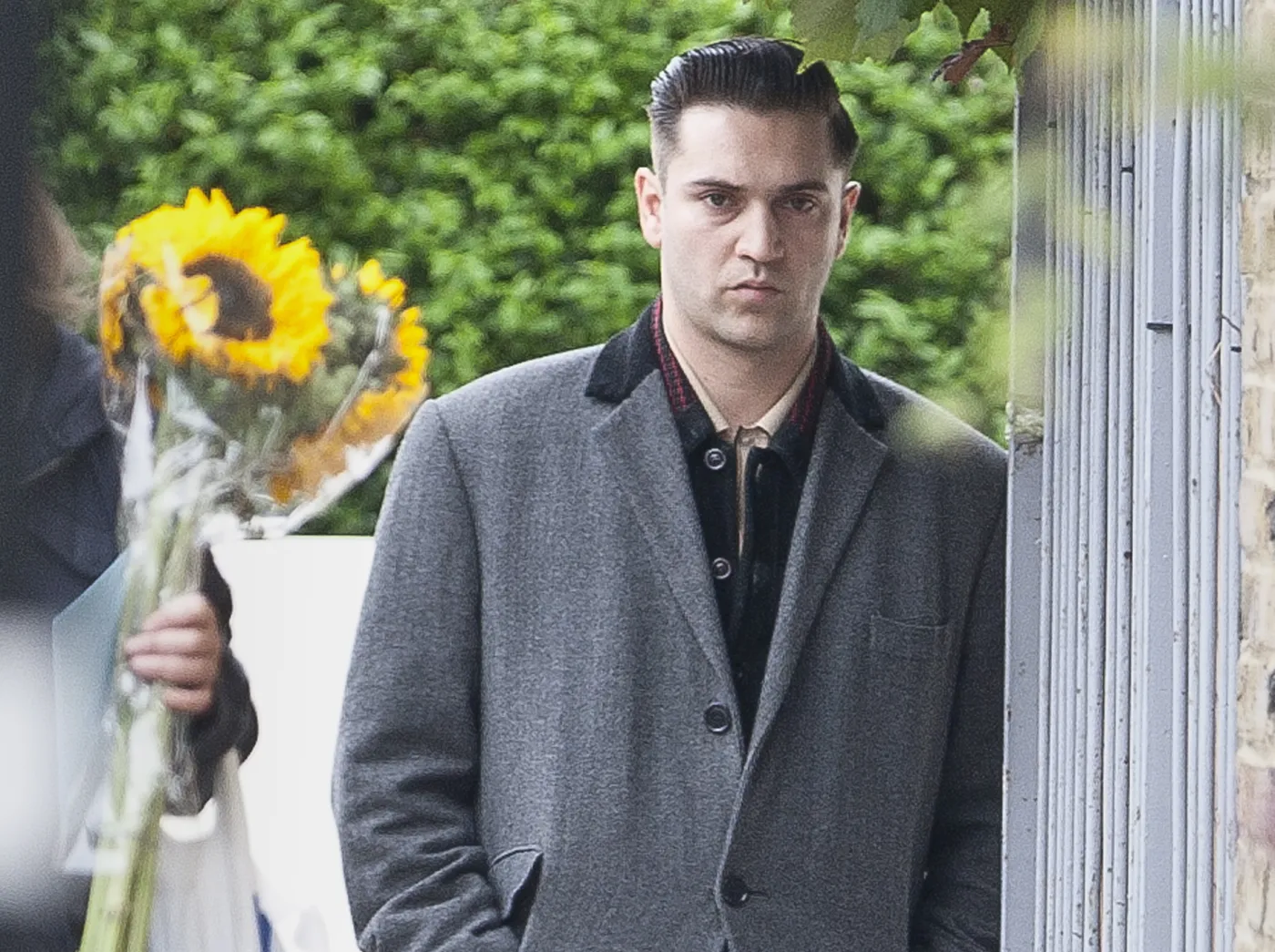 Reg Traviss, ostatni partner Amy Winehouse, przed jej domem w Camden