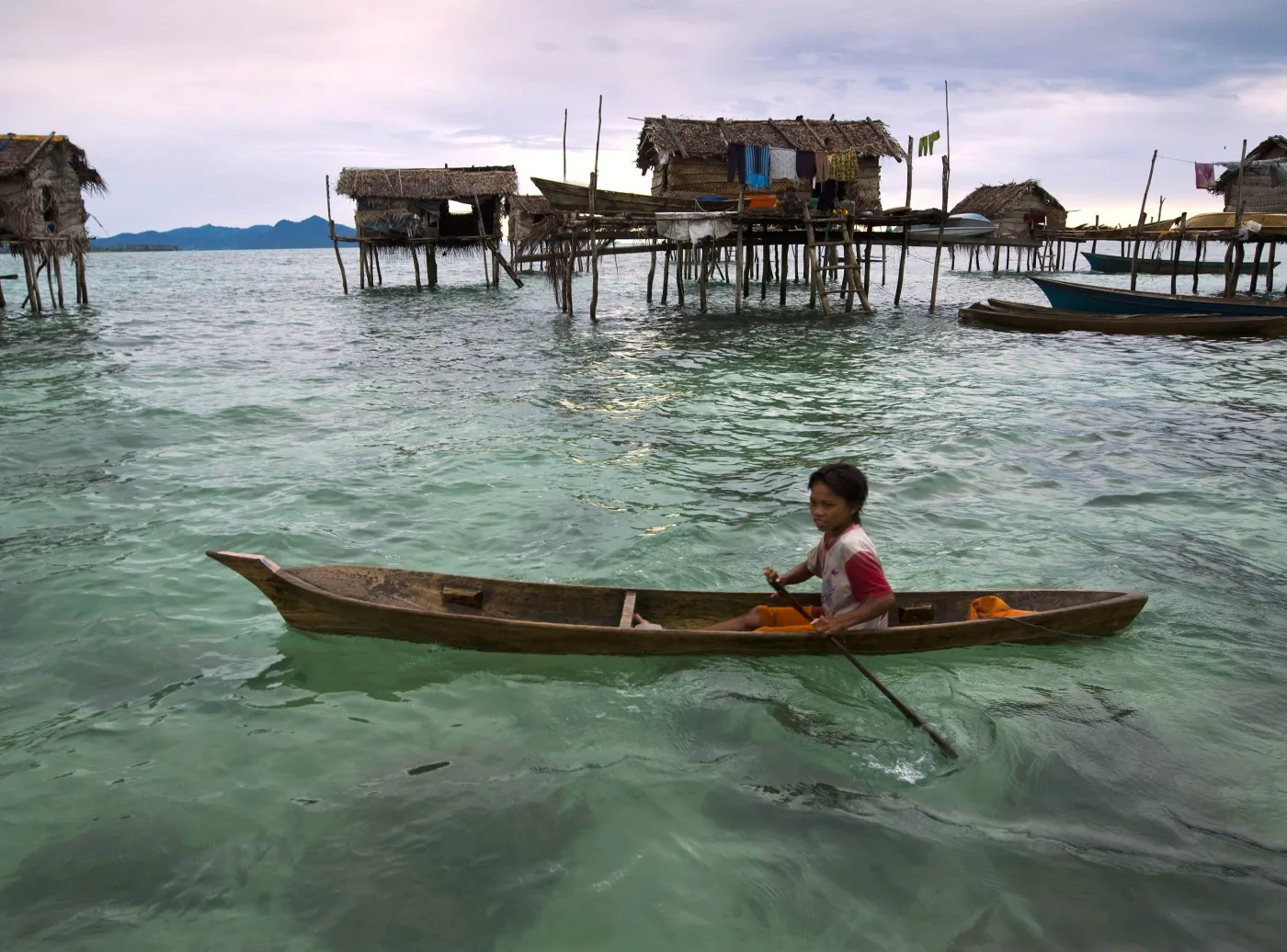 2315022-mlody-bajau-plynie-lodzia-przez.jpg