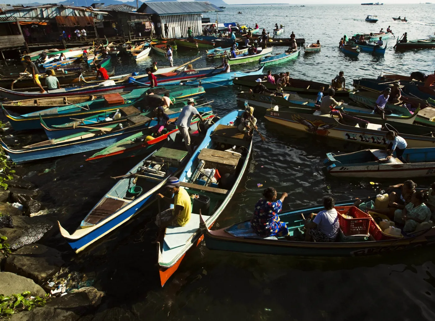 2315144-rybacy-bajau-przybywaja-na-targ.jpg