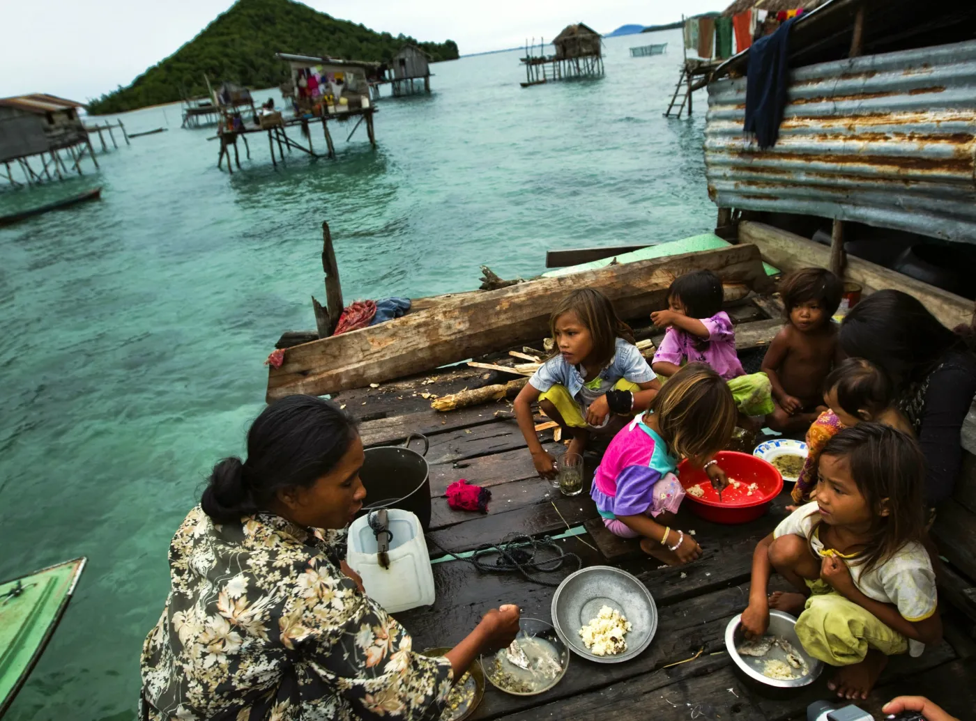 2315194-rodzina-bajau-w-wiosce-na-wyspie.jpg