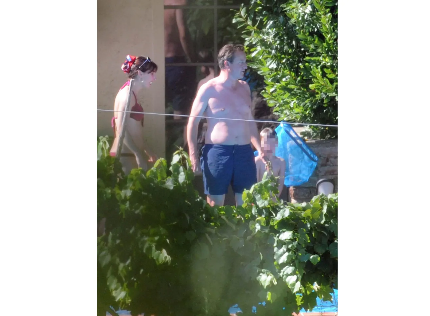 2345507-premier-david-cameron-relaksuje.jpg