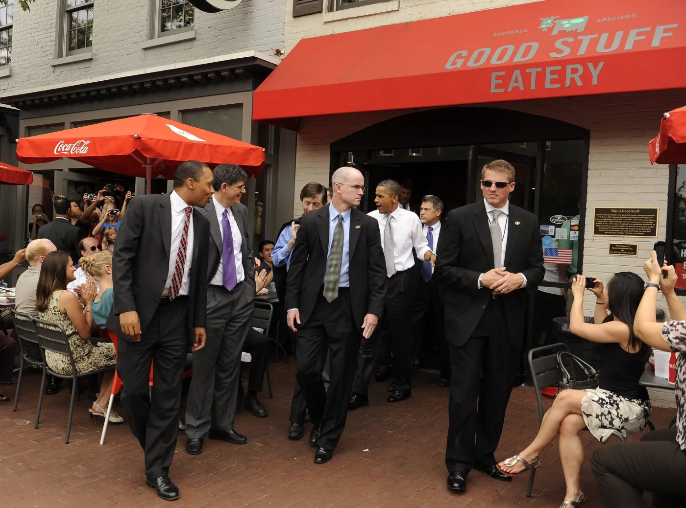 2348334-barack-obama-wychodziz-fast-foodu.jpg